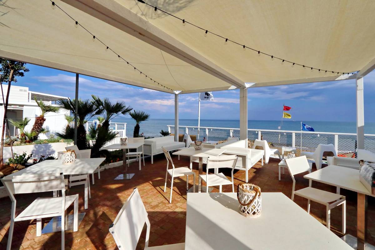 Cena in riva al mare al tramonto con discorso sul Mito di e con Vittorio Continelli